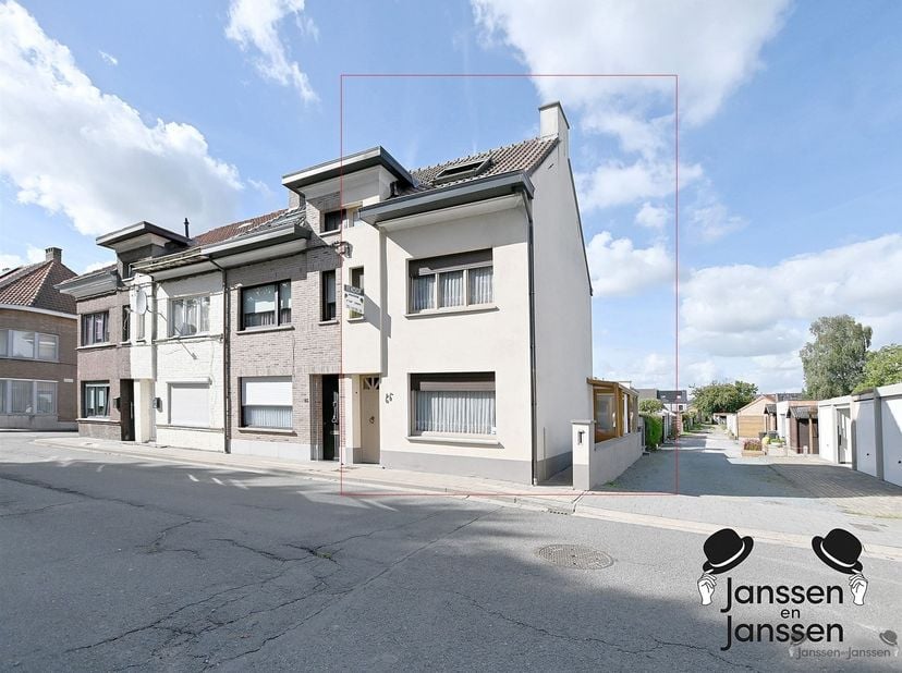 Knusse woning in centrum Hamme<br />
Deze eengezinswoning is centraal gelegen.<br />
Je kan de woning betreden via de hoofdingang, zo kom je in de l
