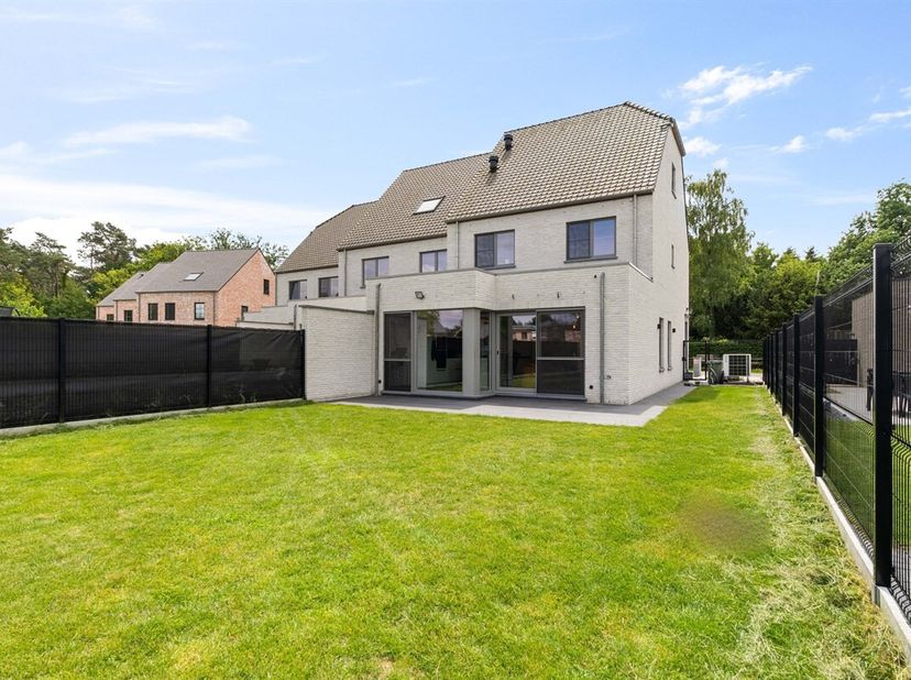 Instapklare recente halfopen bebouwing op toplocatie in Stekene<br />
Deze prachtige halfopen bebouwing van slechts 2 jaar oud is gelegen in de Galgen