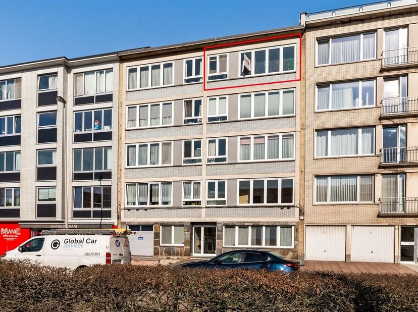 Op de vierde verdieping van een verzorgd gebouw met lift, gelegen aan de Ter Heydelaan in Deurne, bevindt zich dit aangename appartement met twee slaa