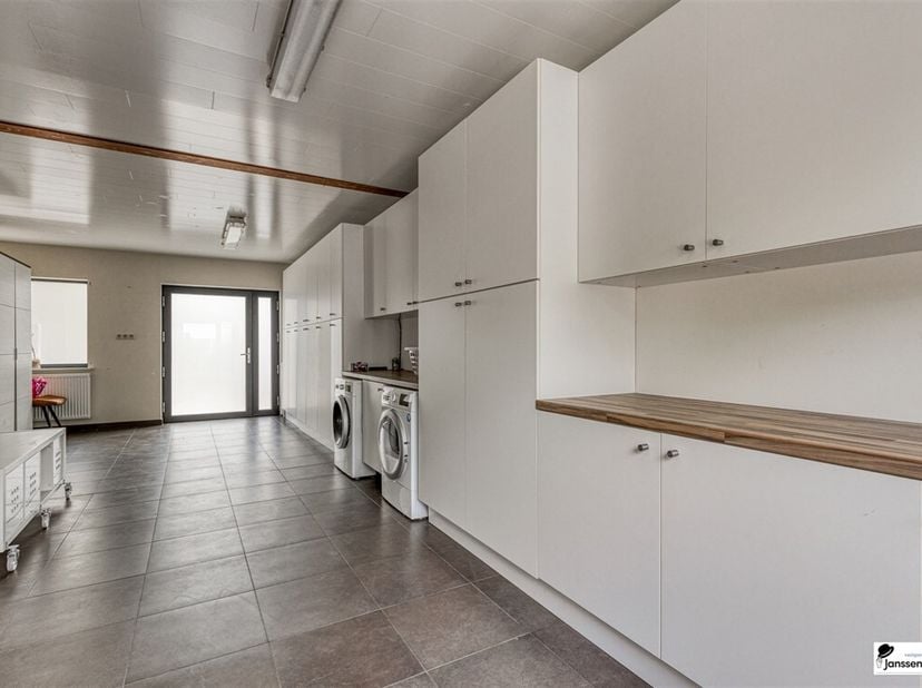 Verken deze charmante woning in het hart van Wilrijk, een perfecte combinatie van comfort en stijl. Met een bewoonbare oppervlakte van 172m² op een pe