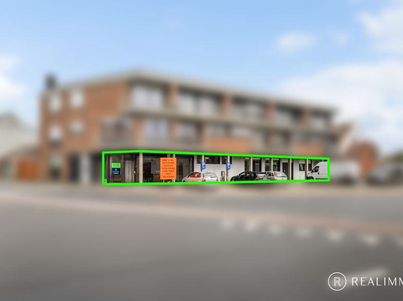 Ligging<br />
Dit uitstekend gelegen appartement met handelsruimte bevindt zich in het hart van Kuurne, op de hoek van de Hulstsestraat en Bavikhoofse