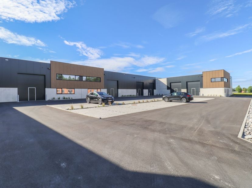 A louer, superbes entrepôts neufs, idéalement situés à Florennes.<br />
<br />
Surfaces de hall allant de 81m² à 300m² dont certains disposent d’une