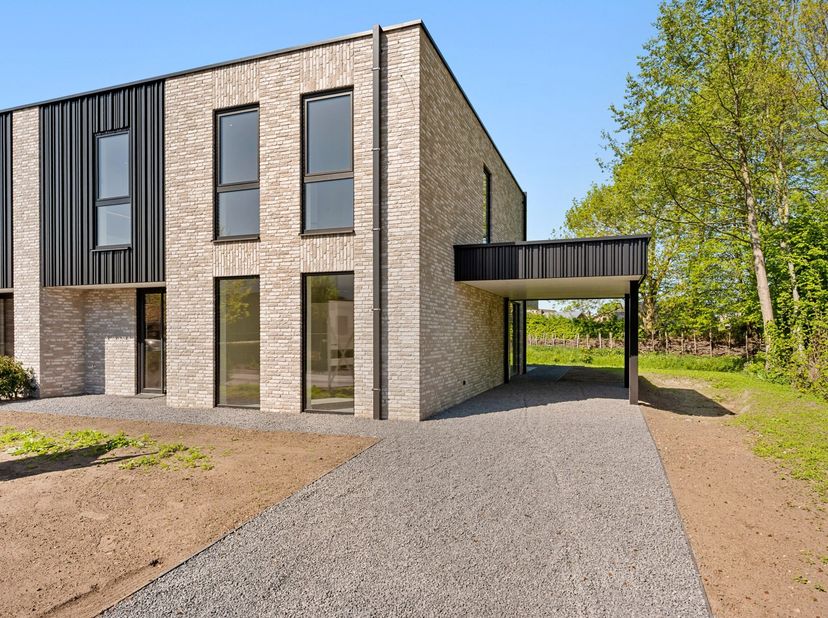 In het rustige hart van Opitter, midden in het GrensPark Kempenbroek en aan de oever van de Itterbeek, bevindt zich deze energie-neutrale nieuwbouwwon