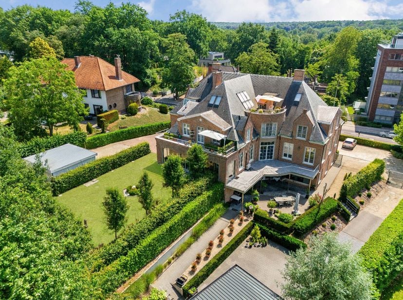 Dit exclusief appartement maakt deel uit van een voormalige doktersvilla die in 2012 werd omgevormd tot vier luxueuze residentiële eenheden. Dankzij d