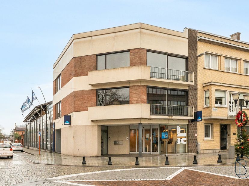 Instapklaar ruim appartement met 4 slaapkamers en uitzonderlijk terras van 63 m² pal in het centrum van Ronse, in de winkelstraat en op wandelafstand