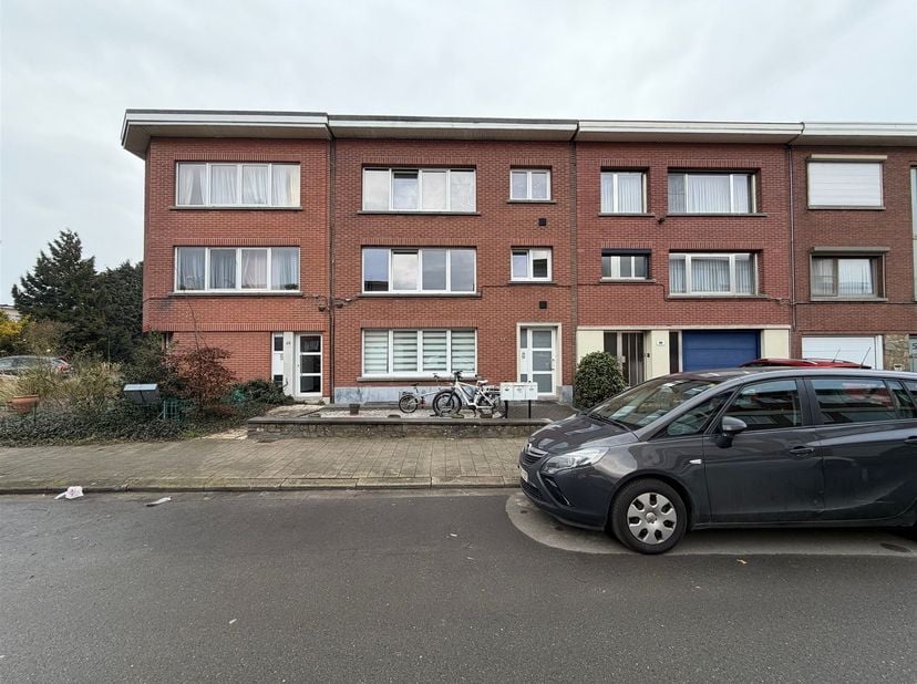 Indeling: Leef- en eetruimte, open keuken, 1 slaapkamer, badkamer, bergruimte.<br />
<br />
Beschrijving: Dit lichtrijke appartement is gelegen op d