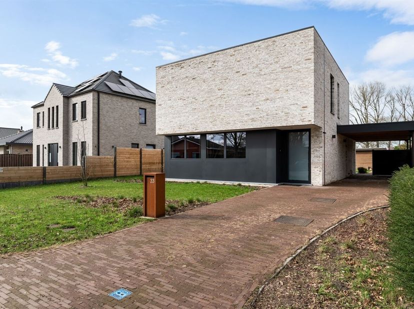 Prachtige, moderne nieuwbouwvilla (2024), perfect afgewerkt met hoogwaardige materialen, op een toplocatie nabij het dorpscentrum en rustig gelegen me