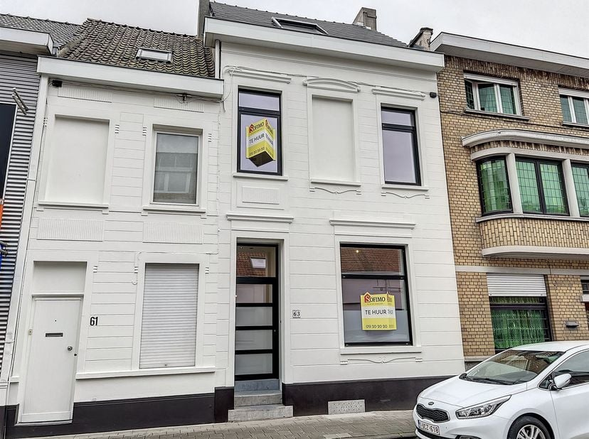 Prachtig gerenoveerde rijwoning met 3 slaapkamers centrum Roeselare. <br />
<br />
De woning is als volgt ingedeeld: <br />
<br />
Gelijkvloers: r