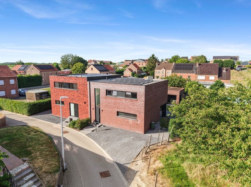 Bent u op zoek naar een recente, instapklare en energiezuinige woning in een rustige omgeving? Dan is deze prachtige halfopen bebouwing, gelegen aan d