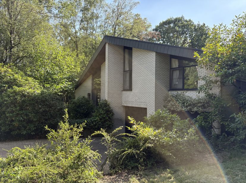 Deze villa bevindt zich op een uitzonderlijke ligging: rustig, residentieel met veel privacy op een bosrijk perceel. Bovendien is er een vlotte bereik