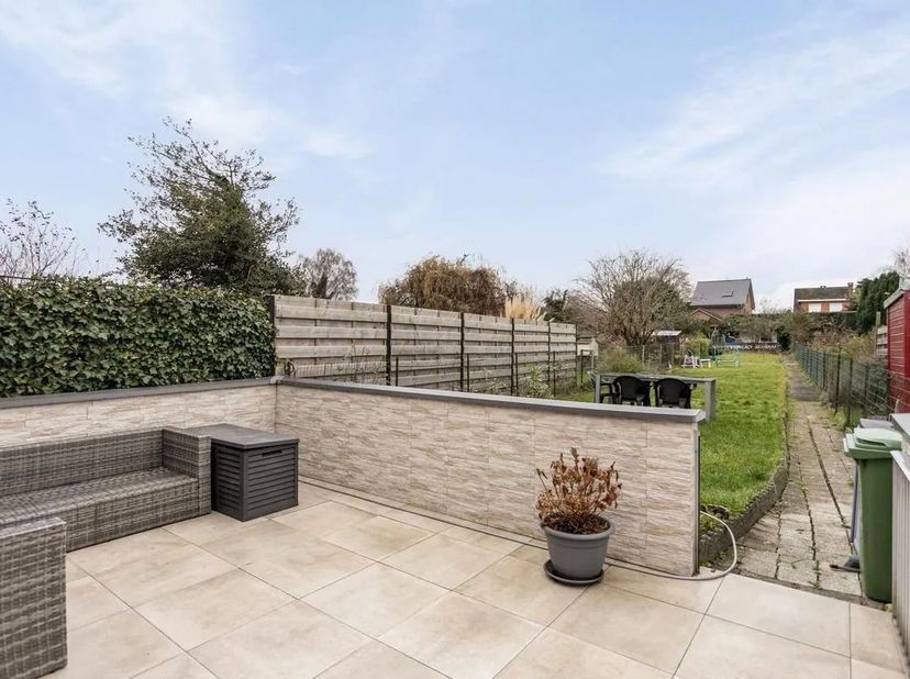 Top gelegen ruime gezinswoning met garage en tuin op wandelafstand van het centrum , scholen, station en warenhuis. De woning omvat op het gelijkvloer