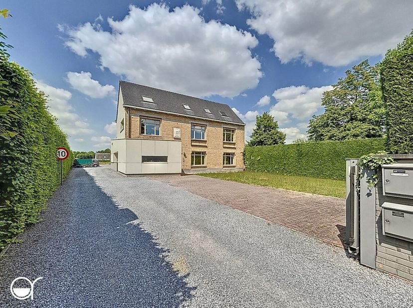 Deze meergezinswoning is rustig gelegen op een perceel van 860 m² en in de directe omgeving van de E40 en R4.<br />
Het te renoveren gebouw is vergund