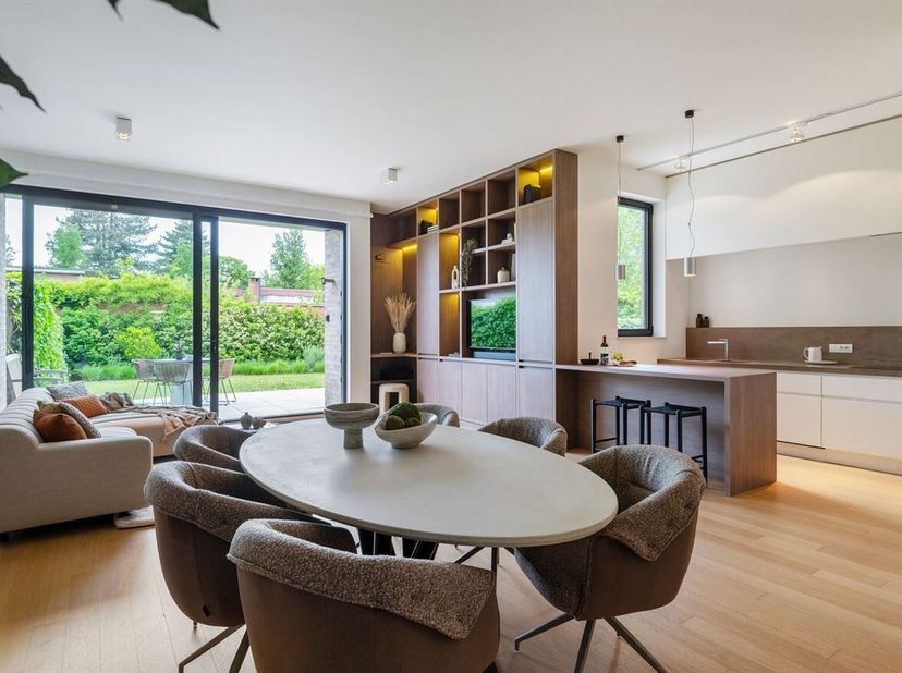 Prachtig appartement (109 m²) voorzien van twee slaapkamers, hoge plafonds 4,20m, een prachtig aangelegde ZW-tuin (320 m²) met terras, ondergrondse +