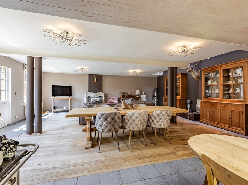 Bent u op zoek naar een instapklare woning waar charme, ruimte en een rustige ligging hand in hand gaan? Dan is deze karaktervolle woning ongetwijfeld