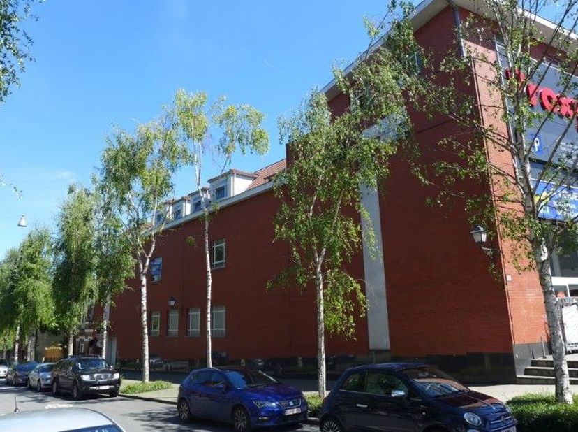 Bien situé au coin Av.Fortin (avenue à sens unique)/Ch. De Louvain: appartement neuf 1 chambre avec tout comfort moderne: chauffage individuel au gaz,