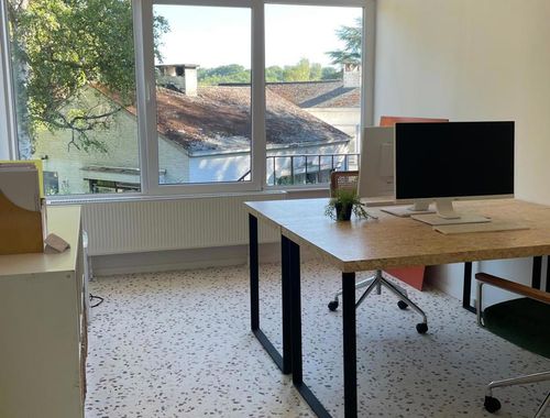                                         Bureaux à louer à Genval, € 350
