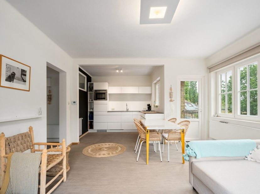 Instapklaar appartement met 2 slaapkamers in het hart van Sint-Idesbald Bent u op zoek naar een perfect afgewerkt appartement aan de Belgische kust? D