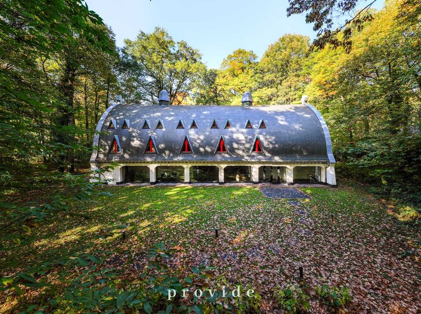 Deze uitzonderlijke villa, naar een ontwerp van Edgar Magerman, werd in 1930 gebouwd met een bewoonbare oppervlakte van 600 m² op een perceel van maar