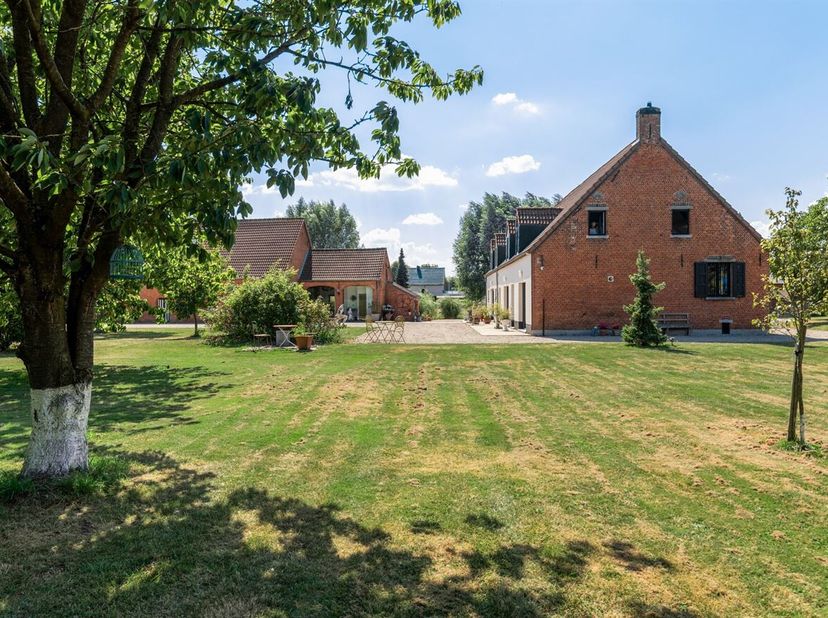 Exclusief landgoed bestaande uit een gerenoveerde hoeve, multifunctionele schuur, gastenverblijf, hoogwaardig stallencomplex met piste en een perceel