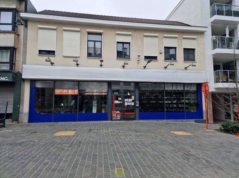 Prijs op aanvraag. In de Molenstraat te Aalst bevindt zich dit bijzonder ruime en veelzijdige handelspand met woonst, uitstekend geschikt voor grootsc