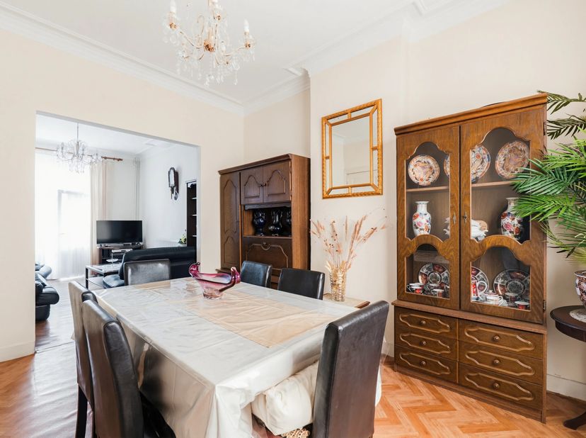 Victoire-Junot heeft het genoegen u deze prachtige bourgeoiswoning voor te stellen, ideaal gelegen op een steenworp afstand van het Van Meenen-plein e