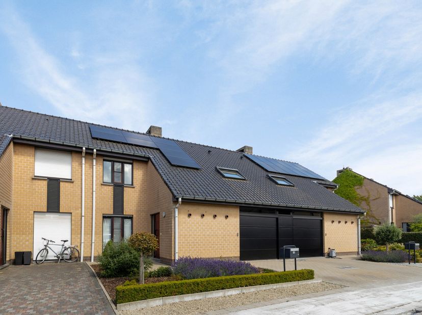 Ruime gezinswoning met inpandige garage en tuin, gelegen in rustige verkaveling.<br />
De woning werd doorheen de jaren reeds gerenoveerd met een nieu