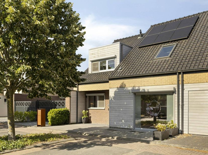 Wie op zoek is naar kwalitatief vastgoed in Limburg, vindt in deze halfopen bebouwing in Kinrooi de ideale gezinswoning. Dit pand combineert ruimte, c