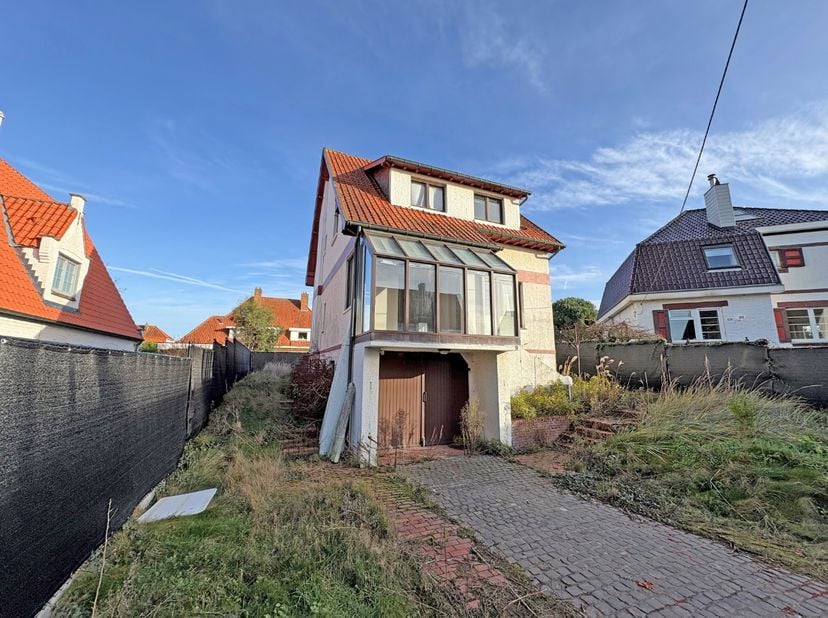 Cette villa, située au très prisé Honigklaverweg 9, bénéficie d’un emplacement de premier choix dans un environnement calme et agréable. Grâce à son o