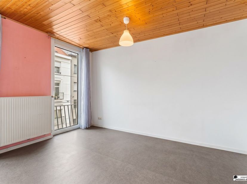 Situé dans la Vrijheidsstraat à Blankenberge, cet appartement en duplex bénéficie d'un emplacement exceptionnel. Vous vivrez ici en plein centre-ville