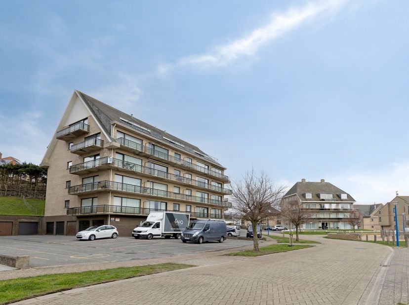 Op de derde verdieping van residentie 'Zandstuyver', gelegen te Koksijde-Bad, bieden we u dit fraaie éénslaapkamerappartement aan. Dit goed onderhoude