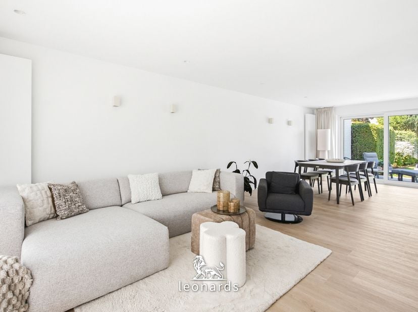 Deze volledig gerenoveerde woning biedt een zee aan licht en ruimte.<br />
Bij het betreden van de inkomhal, met gastentoilet, sanitaire ruimte en ves