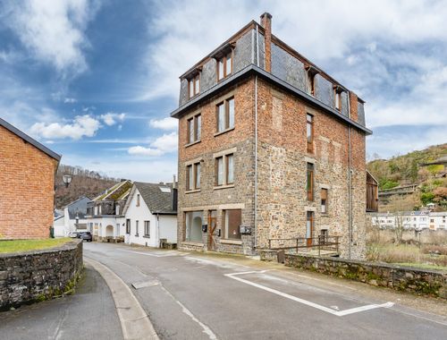                                         Bureaux à vendre à La Roche-en-Ardenne, € 335.000
