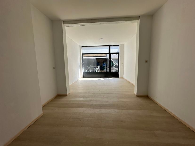 Commerciële ruimte op topligging nabij het station van Antwerpen-Centraal<br />
Gelegen in de levendige Lange Kievitstraat, op wandelafstand van het s