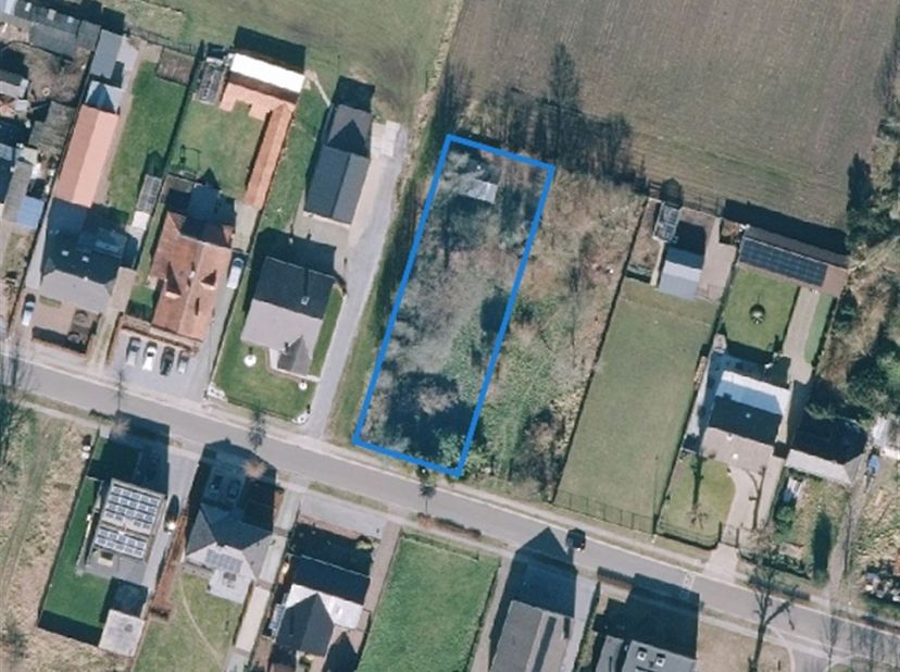 Ontdek dit uitzonderlijk mooi gelegen bouwperceel van 990 m², perfect gepositioneerd in een rustige, groene woonomgeving. <br />
De eerste ±50 meter