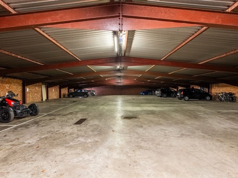 Deze autostaanplaats is gelegen in een overdekt garagecomplex in de rustige en gunstig gelegen Neerlandwijk. De autostaanplaats is toegankelijk via ee