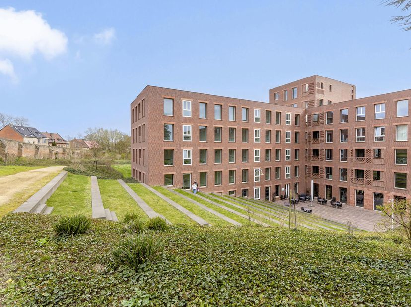Cet appartement confortable avec assistance situé dans la résidence Wivina à Dilbeek offre une combinaison idéale entre autonomie et sécurité, avec un