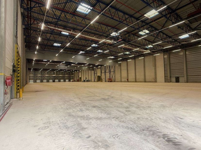 Fenomenaal gelegen logistiek magazijn bestaande uit 5.406 m² magazijnruimte te huur.<br />
<br />
Deze strategisch gelegen site bevindt zich vlakbij d