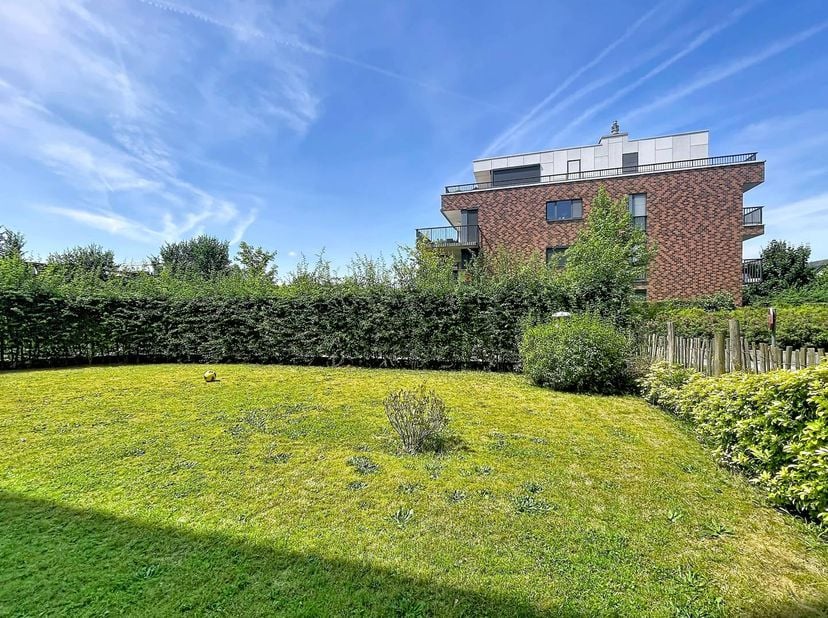 Dit gelijkvloers appartement is de ideale thuis voor mensen die centraal toch rustig wensen te wonen. Hier kan je volledig tot rust komen met zicht op