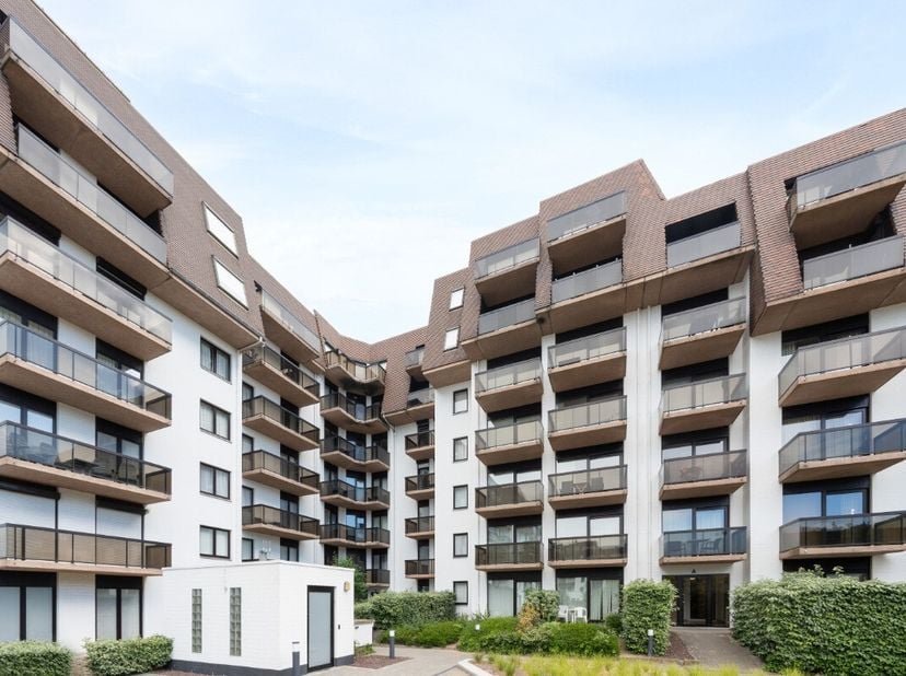 Te koop: instapklaar appartement in Koksijde, gelegen aan de Professor Blanchardlaan, met een tuin van 20 m² en prachtig zicht op de duinen. Dit appar