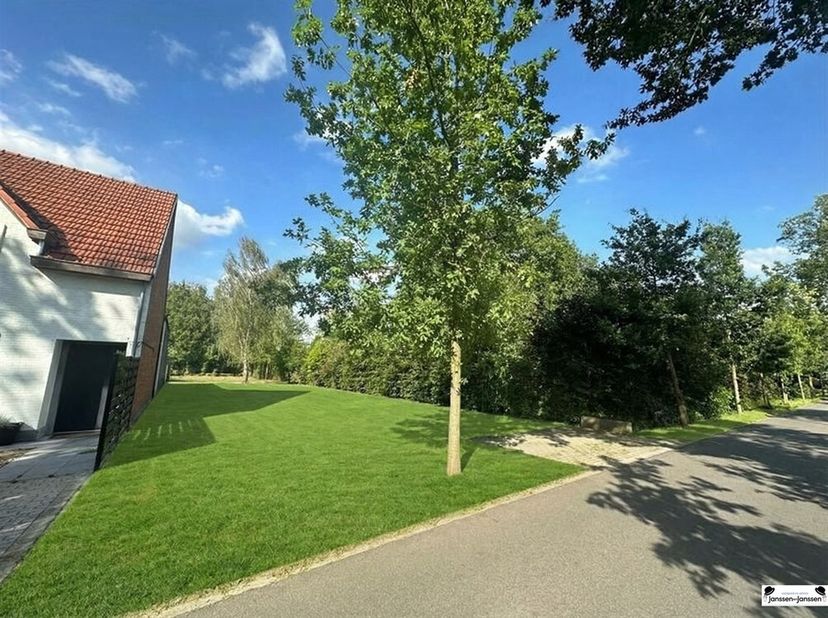 ·Locatie: Eikendreef, Gooreind, Wuustwezel<br />
·Oppervlakte: 810m²<br />
·Bestemming: Woongebied<br />
·Bouwmogelijkheden: Halfopen bebouwing<br />