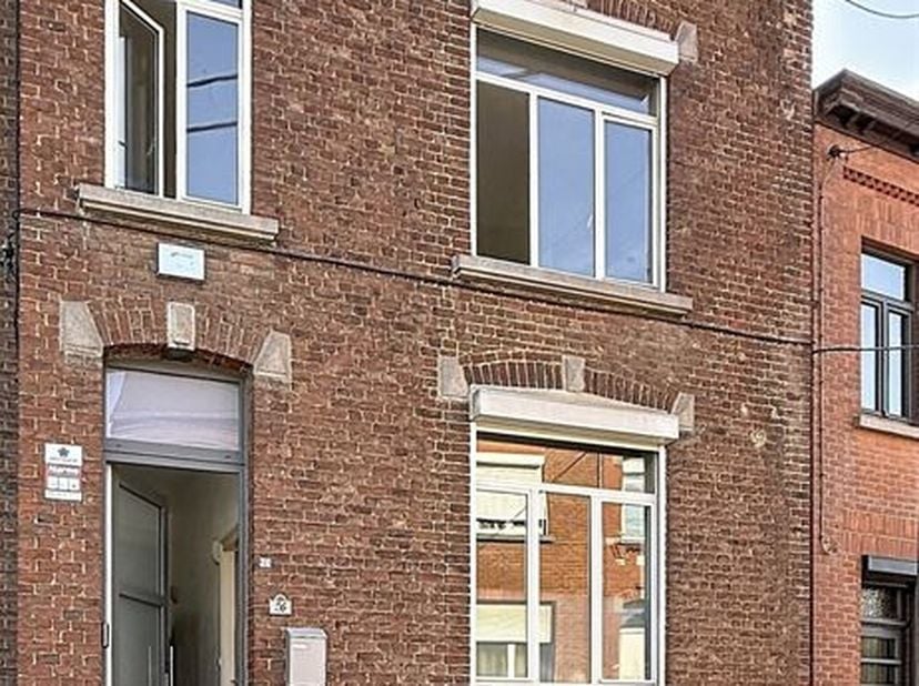 CENTURY 21 Immo Dewaele presenteert u deze gerenoveerde woning met 4 slaapkamers en een tuin op het zuidwesten, bestaande uit een ruime woonkamer van