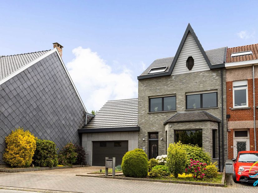 Cette maison unique avec 3 chambres est à vendre à Gammont. <br />
Auparavant, un salon de coiffure y était exploité, offrant ainsi la possibilité d'y