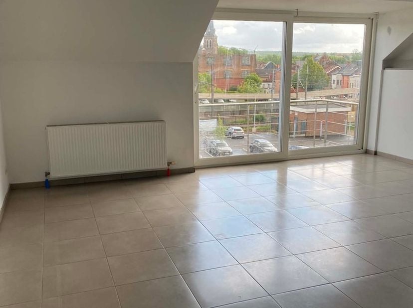 Dit aangename appartement is ideaal gelegen in het centrum van Lembeek, op wandelafstand van winkels, scholen, openbaar vervoer en het station. Dankzi