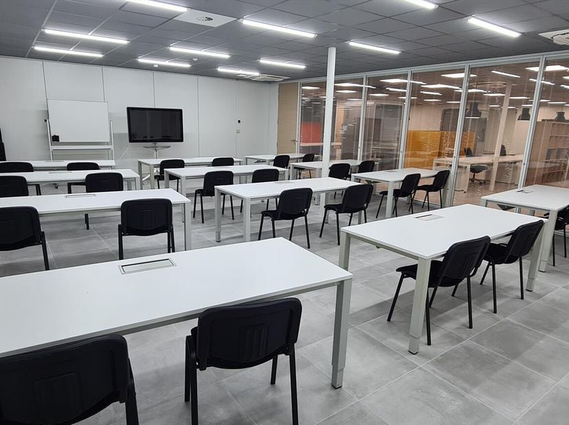 Bij Space2connect.be kan u terecht voor een werkplek of een volledig gemeubeld kantoor dat flexibel kan gehuurd worden vanaf 1 maand.<br />
Het kantoo