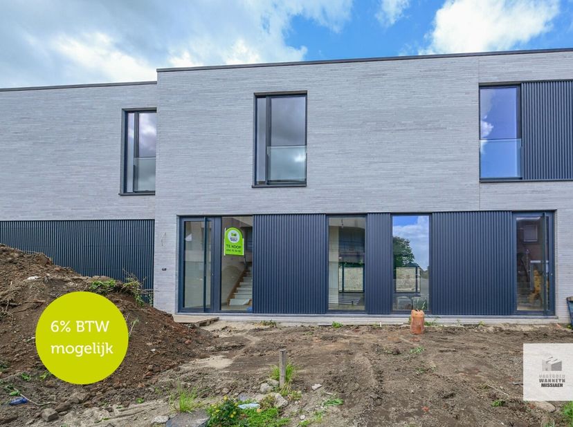 Moderne nieuwbouwwoning met stijlvolle en tijdloze architectuur, mogelijk aan te kopen aan 6% BTW! Via de inkomhal met gastentoilet komt u terecht in