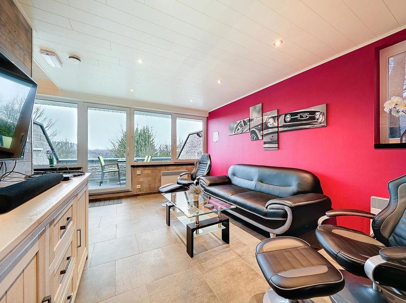 Easyhome vous propose un beau bien d'investissement situé dans un domaine de villégiature de 80 hectares à Malmedy. A flanc de colline, ces deux biens