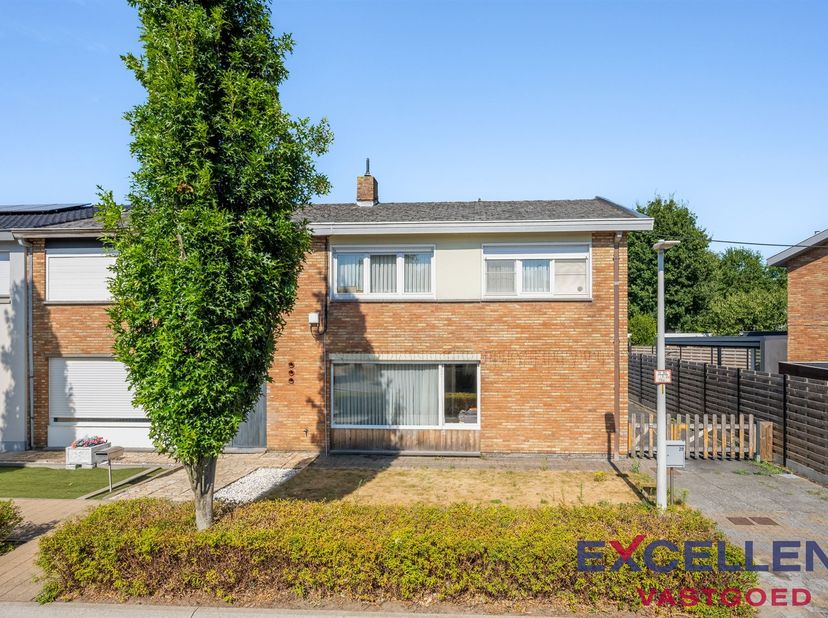 Bent u op zoek naar een halfopen gezinswoning in Deinze met een praktische indeling en aangename buitenruimte? Dan is deze woning zeker het ontdekken