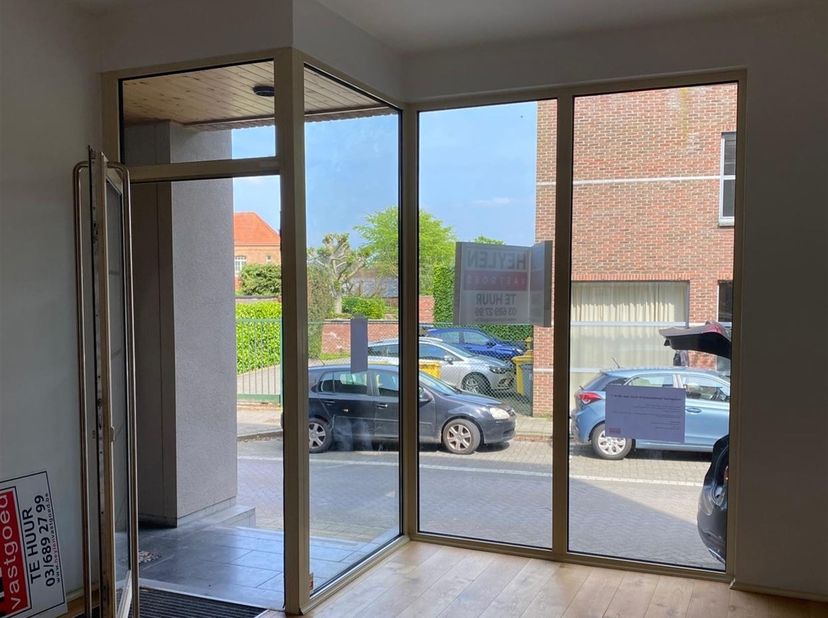 Prachtig handelspand te huur, opp. 60 m² in het bruisende centrum van Hoogstraten ! <br />
Ligging: Gunstig gelegen handelspand in het centrum van Ho