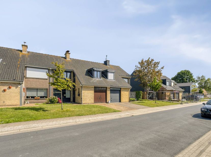 Dit charmante, te renoveren huis in het gezellige Koolkerke biedt u de perfecte kans om uw droomwoning te realiseren. Gelegen in een residentiële omge