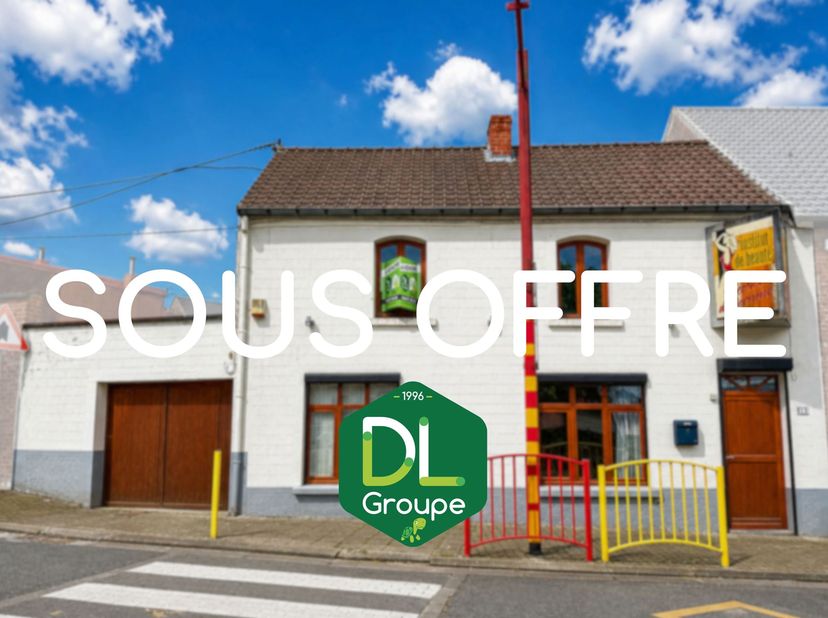 *** SOUS OPTION *** Au rez-de-chaussée, nous découvrons deux pièces de séjour à aménager selon vos envies, ainsi qu'une cuisine équipée avec espace ra